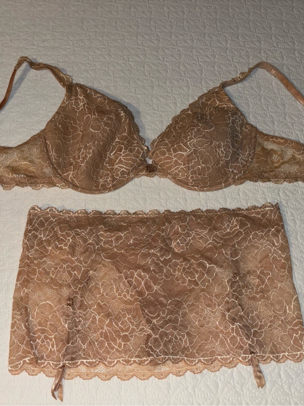 💕VICTORIAS SECRET💕UNDERWIRE BRA/GARTER SKIRT THONG SET💕NWOT!